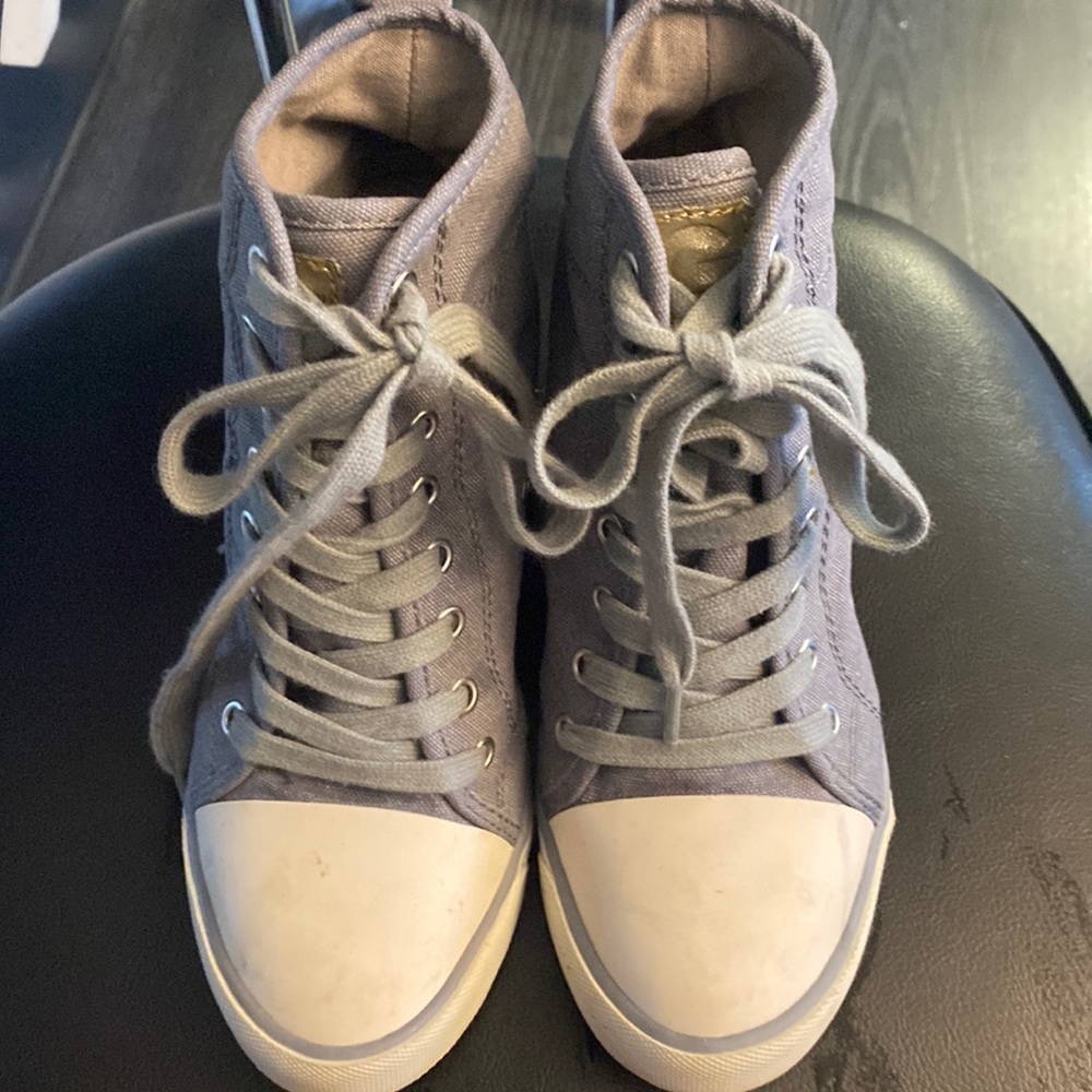 🍍G BY GUESS HIDDEN HEAL SNEAKER🍍SIZE 8M🍍
